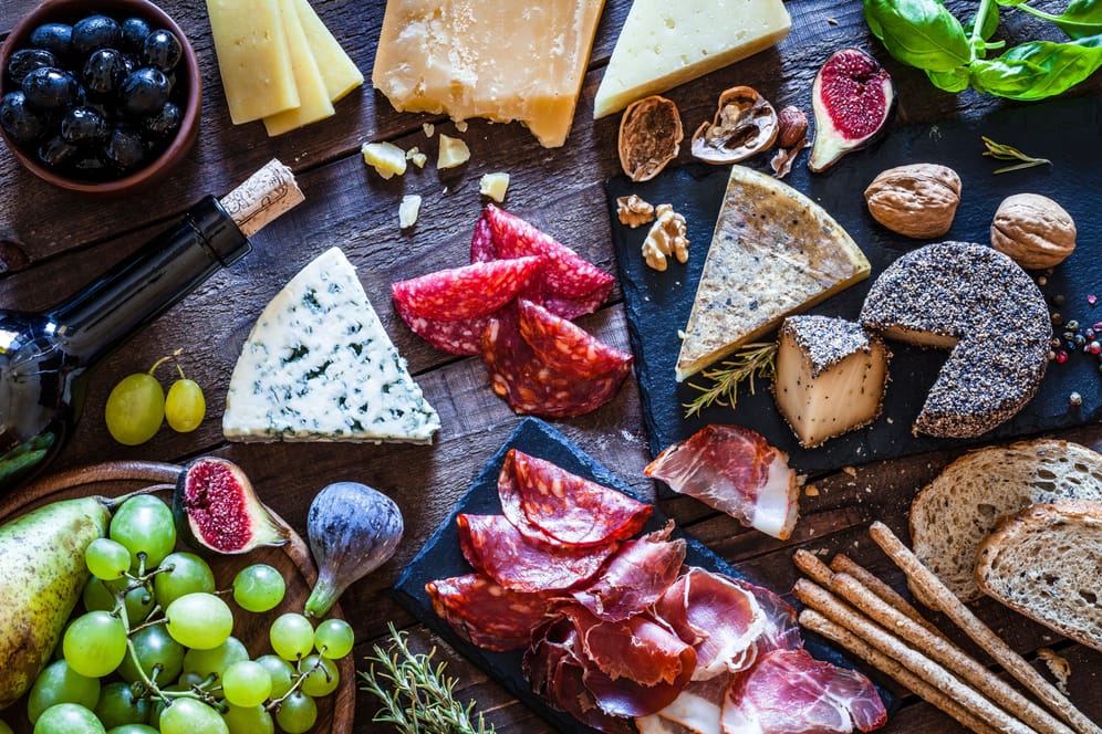Lebensmittel wie Rotwein, Salami und lang gereifter Käse enthalten viel Histamin.