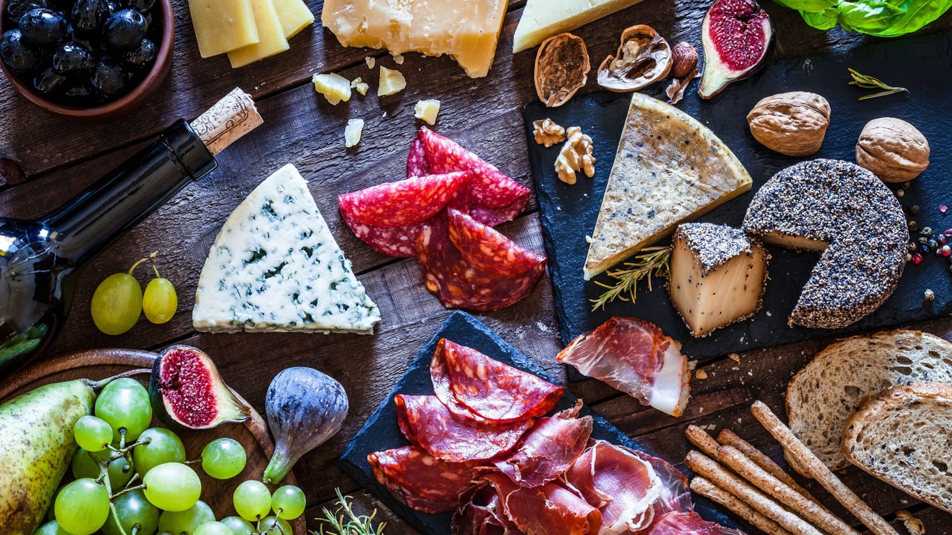 Lebensmittel wie Rotwein, Salami und lang gereifter Käse enthalten viel Histamin.