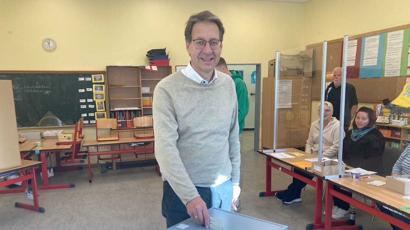 FDP-Spitzenkandidat Stephan Birkner hat in seinem Wahllokal in der Region Hannover gewählt.