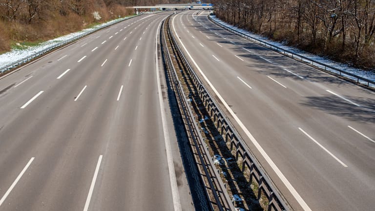 Eine leere A8: In den 70er Jahren gab es wegen der Ölkrise autofreie Sonntage. Diese könnten bald wiederkommen.