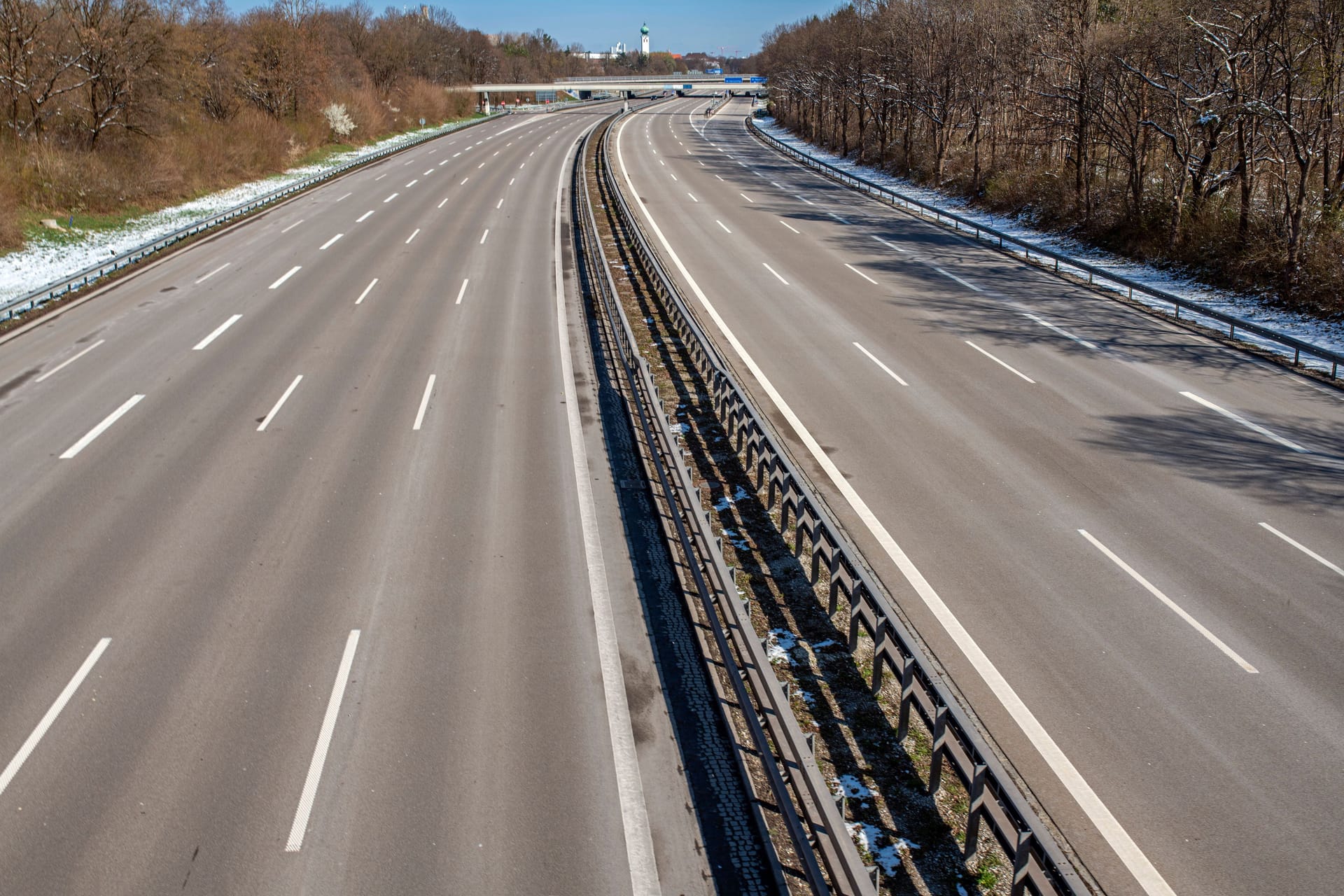 Eine leere A8: In den 70er Jahren gab es wegen der Ölkrise autofreie Sonntage. Diese könnten bald wiederkommen. Eine leere A8: In den 70er Jahren gab es wegen der Ölkrise autofreie Sonntage. Diese könnten bald wiederkommen.