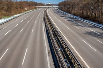 Eine leere A8: In den 70er Jahren gab es wegen der Ölkrise autofreie Sonntage. Diese könnten bald wiederkommen.