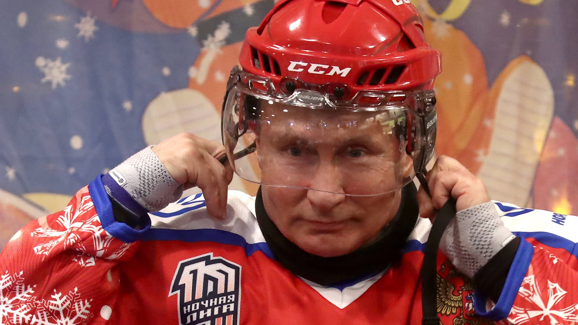 Russlands Diktator Wladimir Putin bei einem Eishockey-Match zu PR-Zwecken (Archivbild).