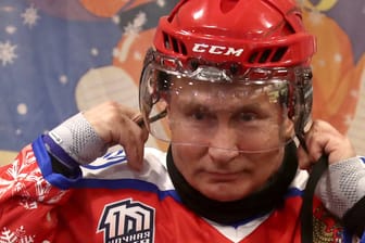 Russlands Diktator Wladimir Putin bei einem Eishockey-Match zu PR-Zwecken (Archivbild).