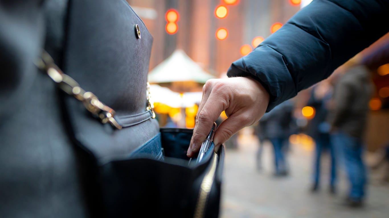 Taschendieb bei der "Arbeit" (Symbolfoto): Die Polizei rät, nur so viel Bargeld wie nötig mitzunehmen.
