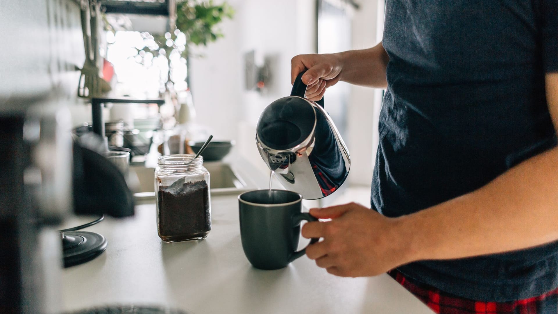 Eine Person bereitet einen Kaffee zu: Für viele gehört das Heißgetränk am Morgen dazu, um wach zu werden und die Konzentration zu steigern.