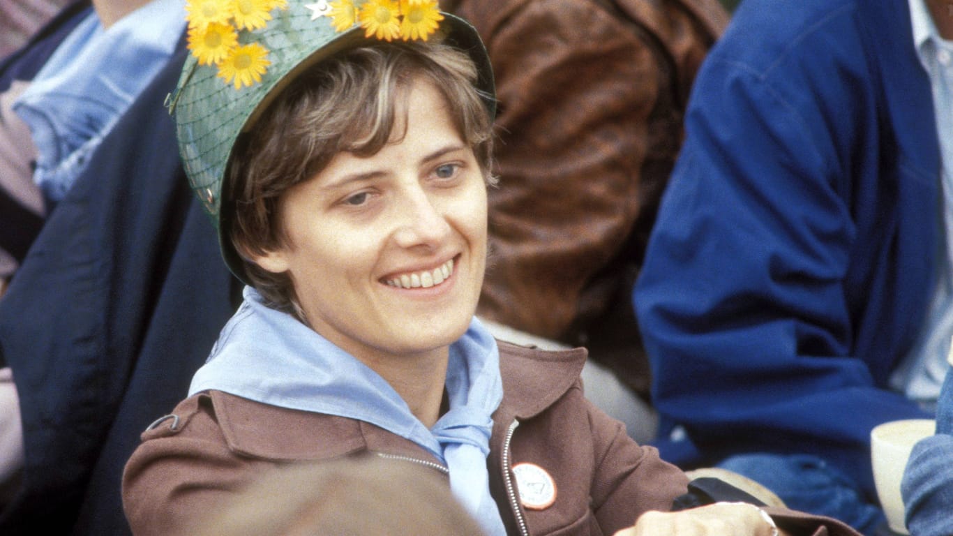 Petra Kelly 1983 bei einer Demonstration gegen die Stationierung von Atomwaffen in Mutlangen: Die grüne Politikerin wurde 1992 tot aufgefunden.