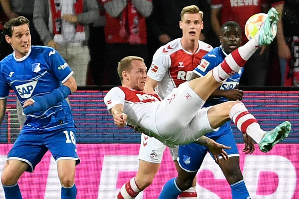 Kölns Duda (vorn) artistisch gegen Hoffenheim.