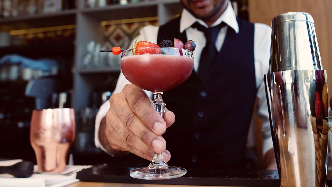Ein Cocktail (Archivbild): Mehrere Berliner Bars wurden ausgezeichnet.