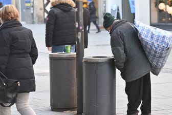 Ein älterer Mann sucht in einem Mülleimer nach Flaschen: Eine neue Statistik hat sich mit der Kaufkraft der Deutschen beschäftigt.