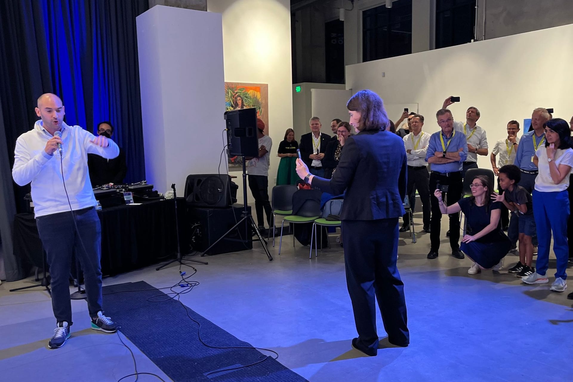 Danyal Bayaz (Bündnis 90/Die Grünen) auf einer Abendveranstaltung in Los Angeles: Dort ist er zusammen mit Baden-Württembergs Ministerpräsident Kretschmann in den USA unterwegs.