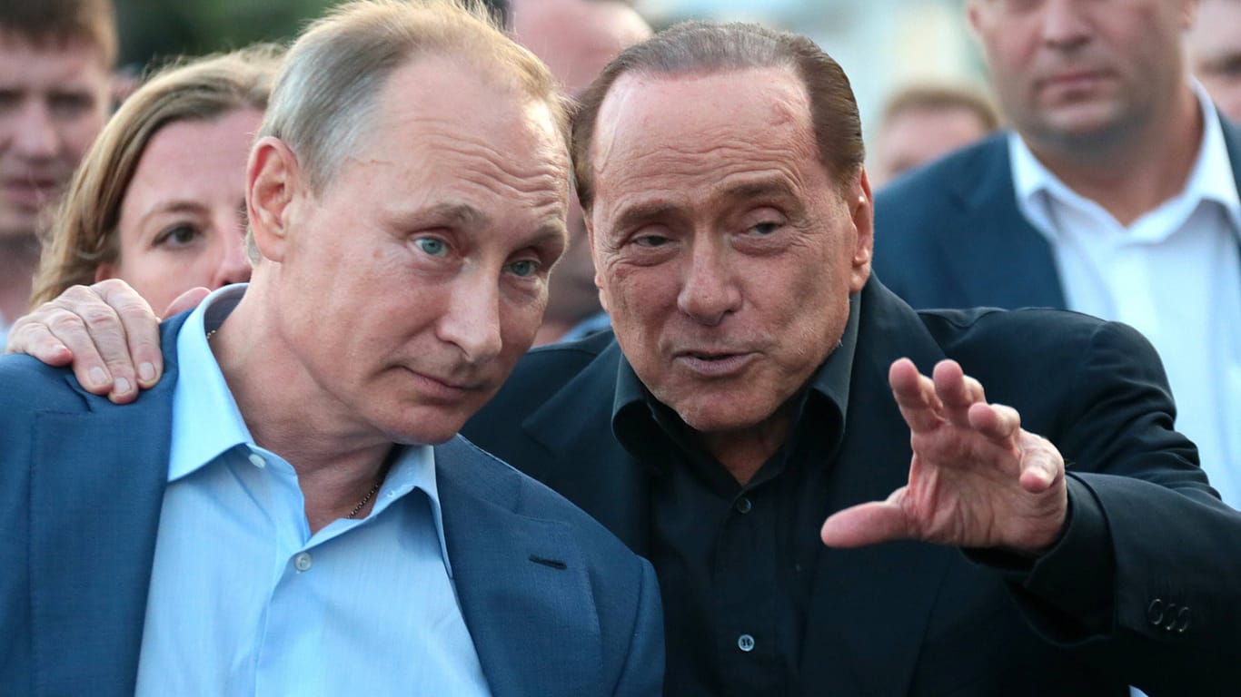 Russlands Präsident Wladimir Putin und der ehemalige italienische Premier Silvio Berlusconi bei einem Besuch der von Russland annektierten Krim-Halbinsel im Jahr 2015.