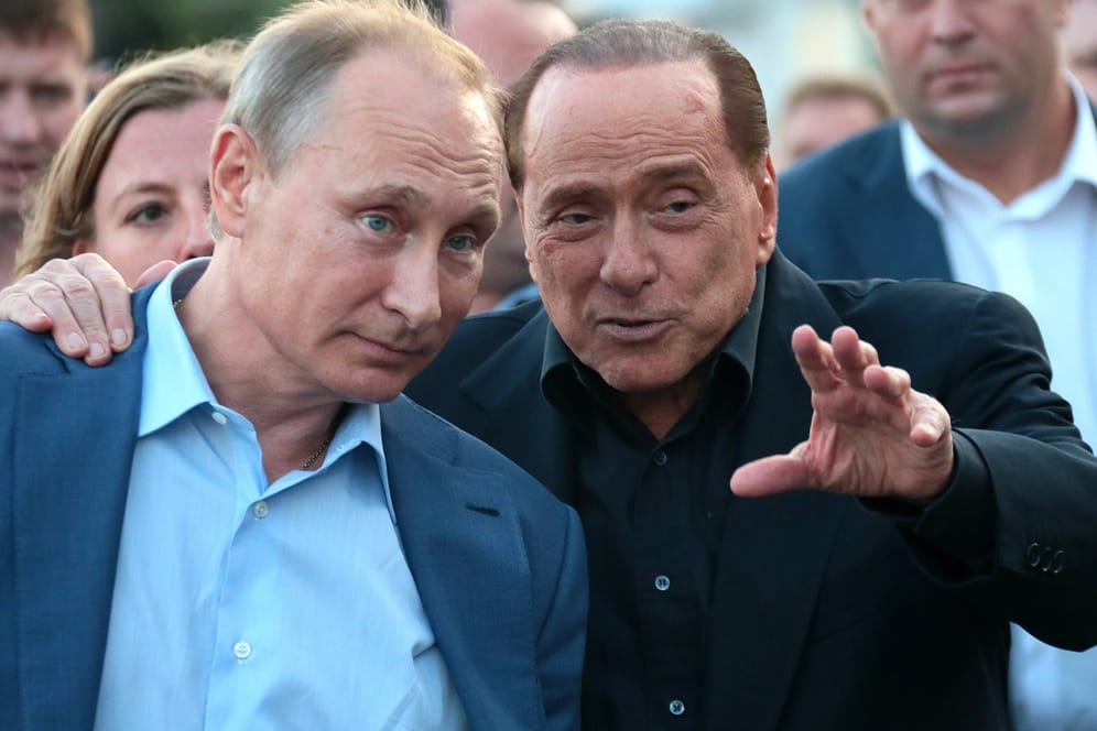 Russlands Präsident Wladimir Putin und der ehemalige italienische Premier Silvio Berlusconi bei einem Besuch der von Russland annektierten Krim-Halbinsel im Jahr 2015.