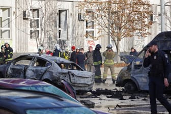 Ausgebrannte Fahrzeuge nach einem russischen Raketenangriff (Symbolbild): "Ich kenne in Kiew jeden Zentimeter", sagt Nataliya Zinchenko.
