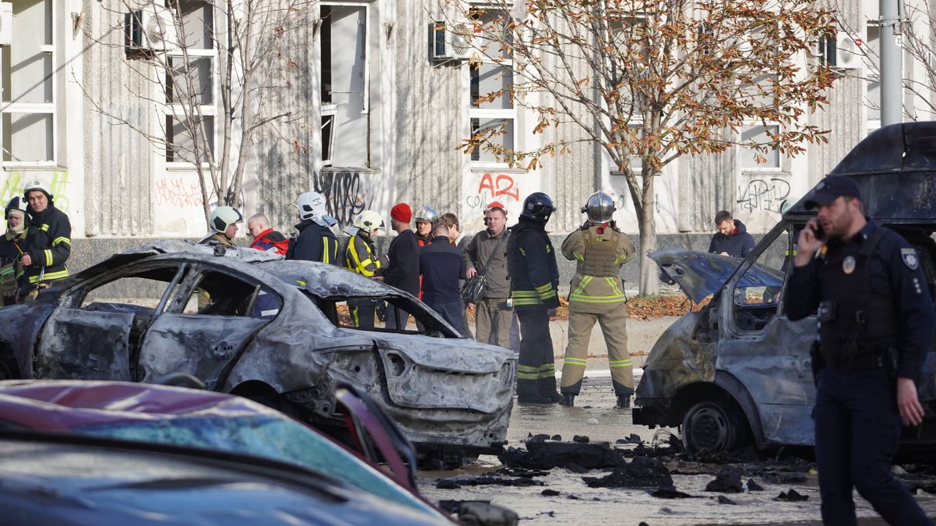 Ausgebrannte Fahrzeuge nach einem russischen Raketenangriff (Symbolbild): "Ich kenne in Kiew jeden Zentimeter", sagt Nataliya Zinchenko.