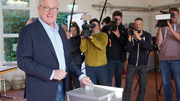 Bernd Althusmann steht im Wahllokal bei der Stimmabgabe für die Landtagswahl in Niedersachsen.