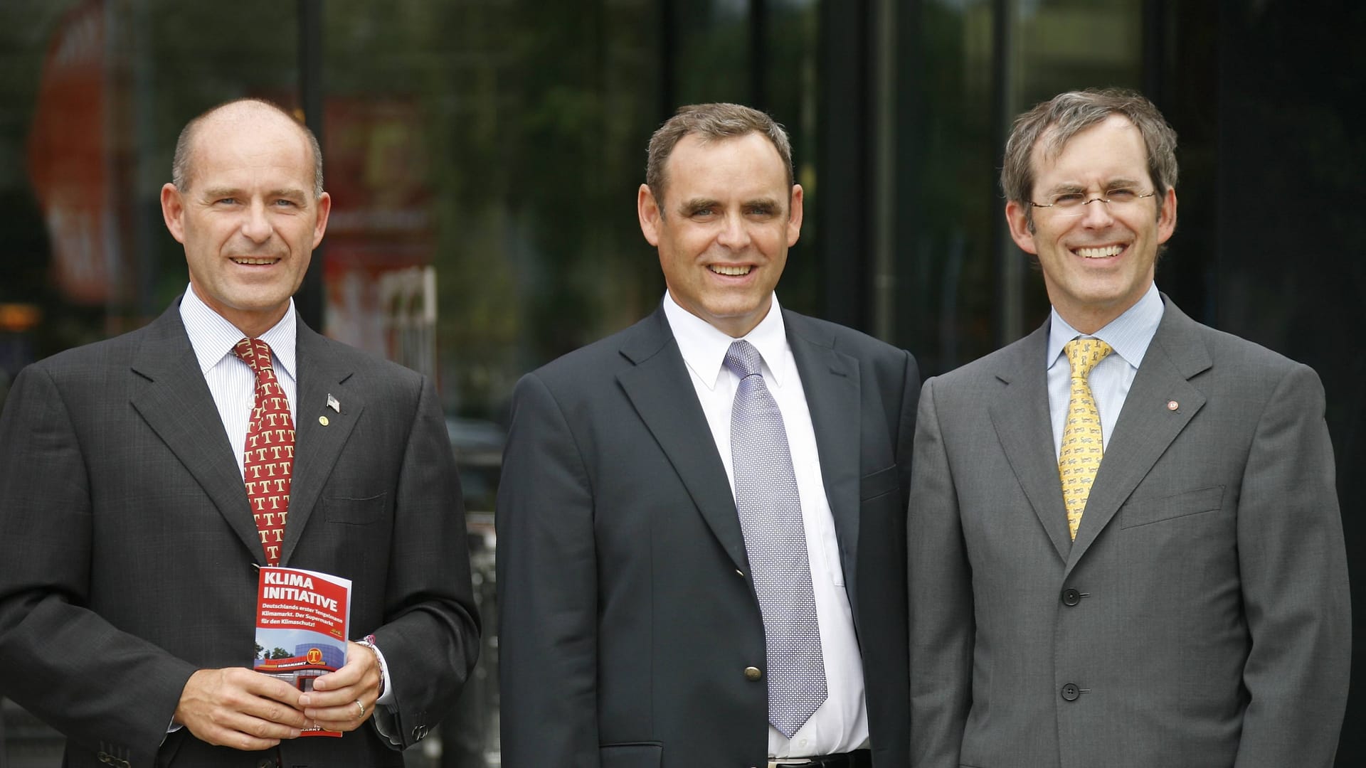 Die Haub-Brüder Karl-Erivan (l.), Georg (m.) und Christian (r.) im Jahr 2009 (Archiv): Der Rechtsstreit bei Tengelmann ist beigelegt.