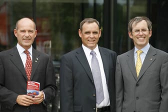Die Haub-Brüder Karl-Erivan (l.), Georg (m.) und Christian (r.) im Jahr 2009 (Archiv): Der Rechtsstreit bei Tengelmann ist beigelegt.