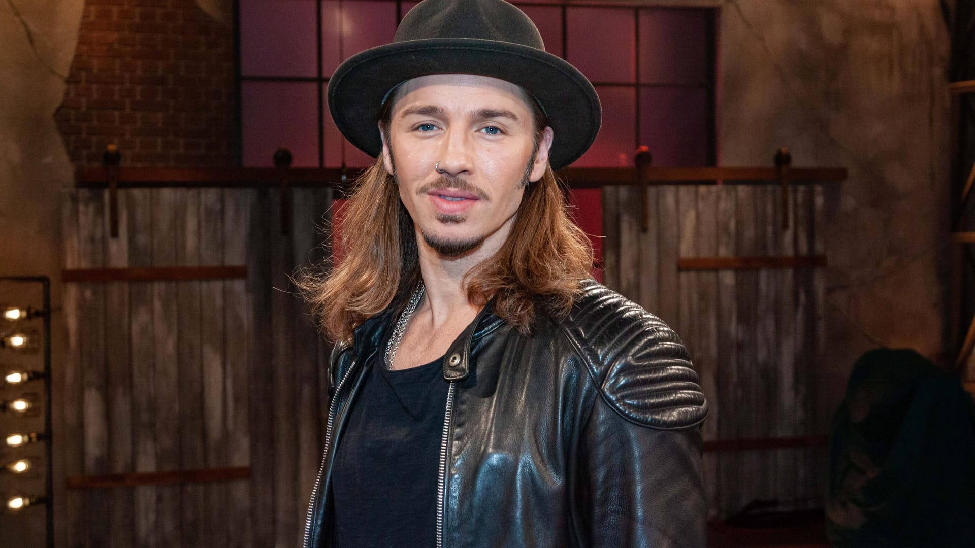 Gil Ofarim in einer Talkshow (Archivfoto): Das Verfahren gegen den Sänger verzögert sich nun doch. Gil Ofarim in einer Talkshow (Archivfoto): Das Verfahren gegen den Sänger verzögert sich nun doch.
