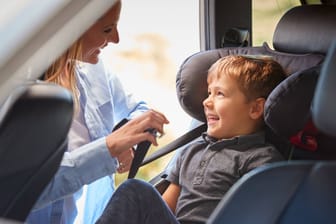 Für mehr Sicherheit: Bis zu einem gewissen Alter gehört der Nachwuchs im Auto in den Kindersitz.