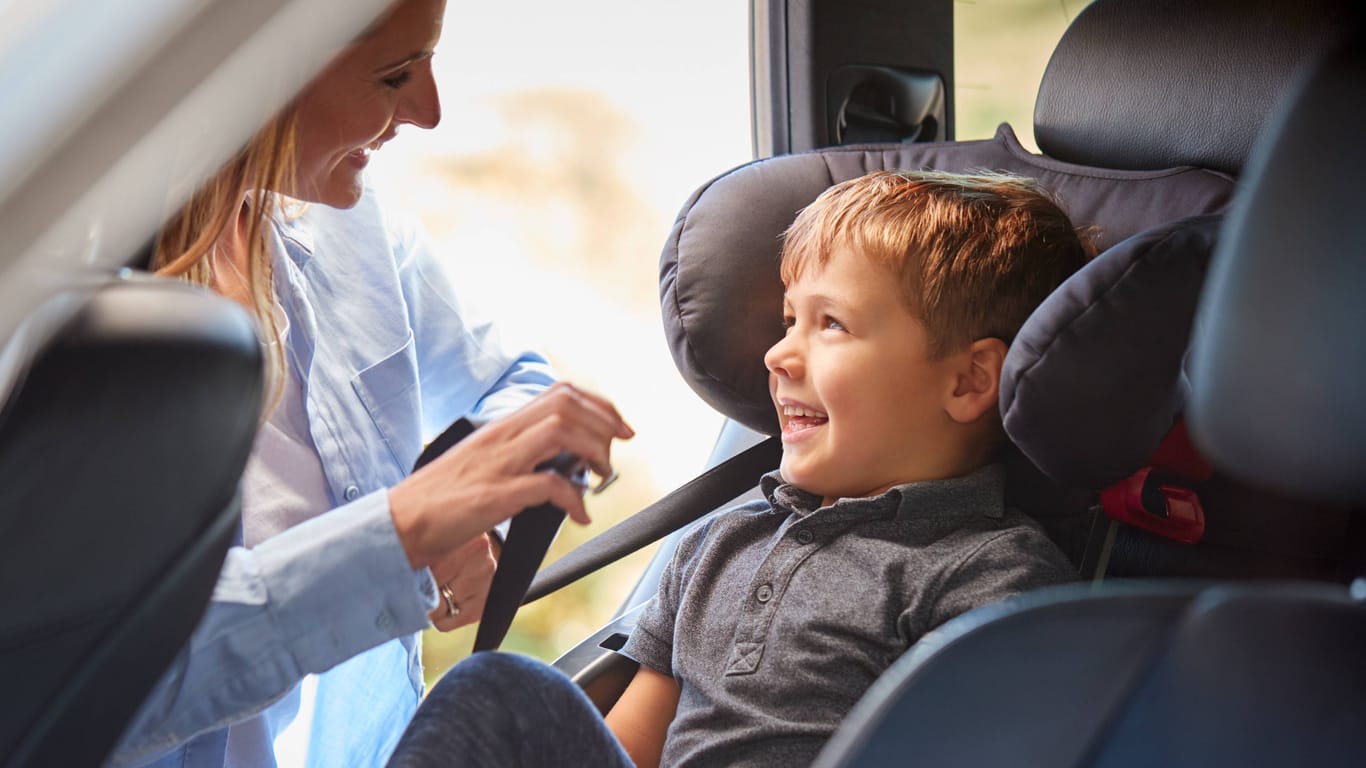 Für mehr Sicherheit: Bis zu einem gewissen Alter gehört der Nachwuchs im Auto in den Kindersitz.