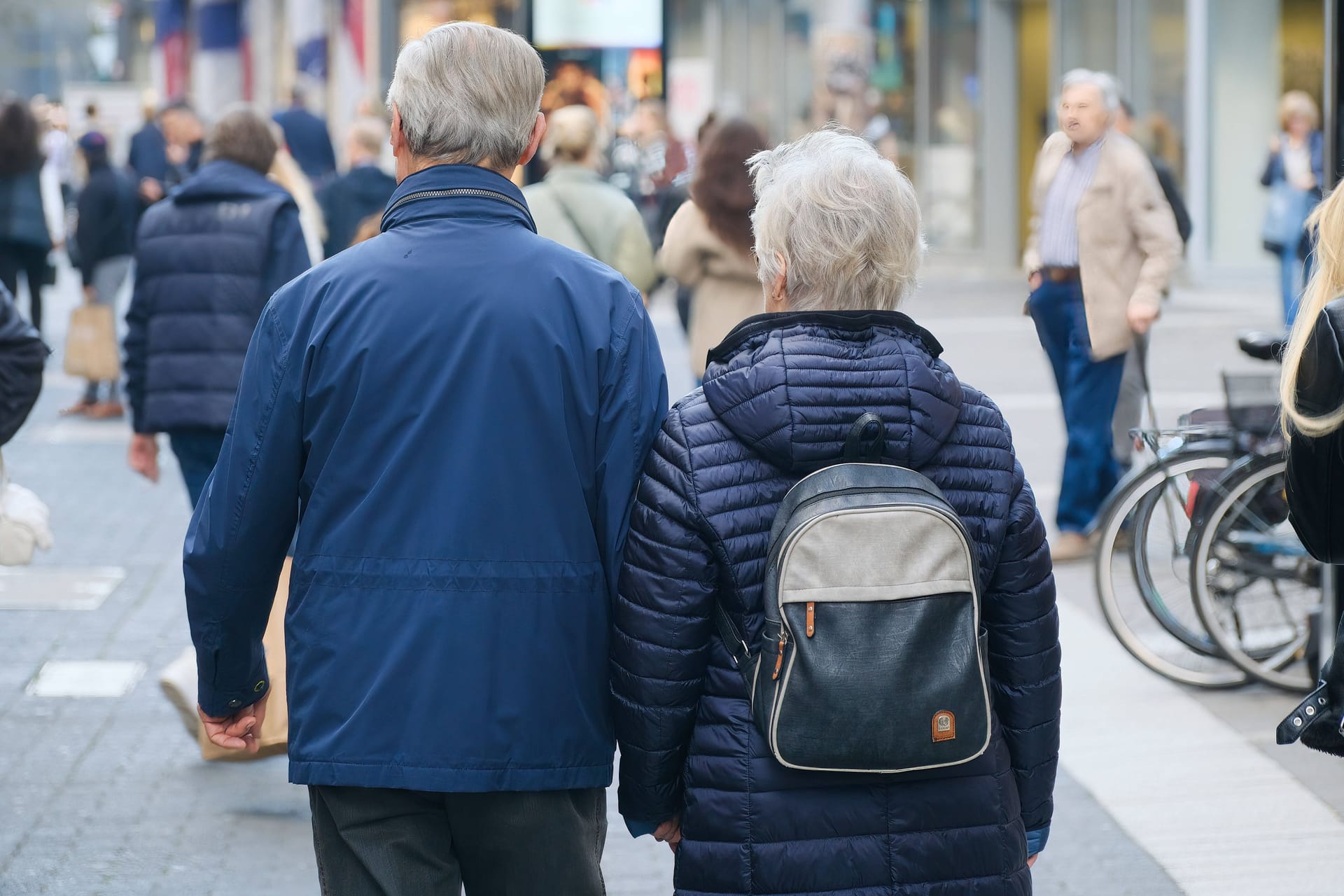 Rentnerpaar (Symbolbild): Wegen steigender Energiekosten sollen nun auch Rentnerinnen und Rentner eine Pauschale erhalten.