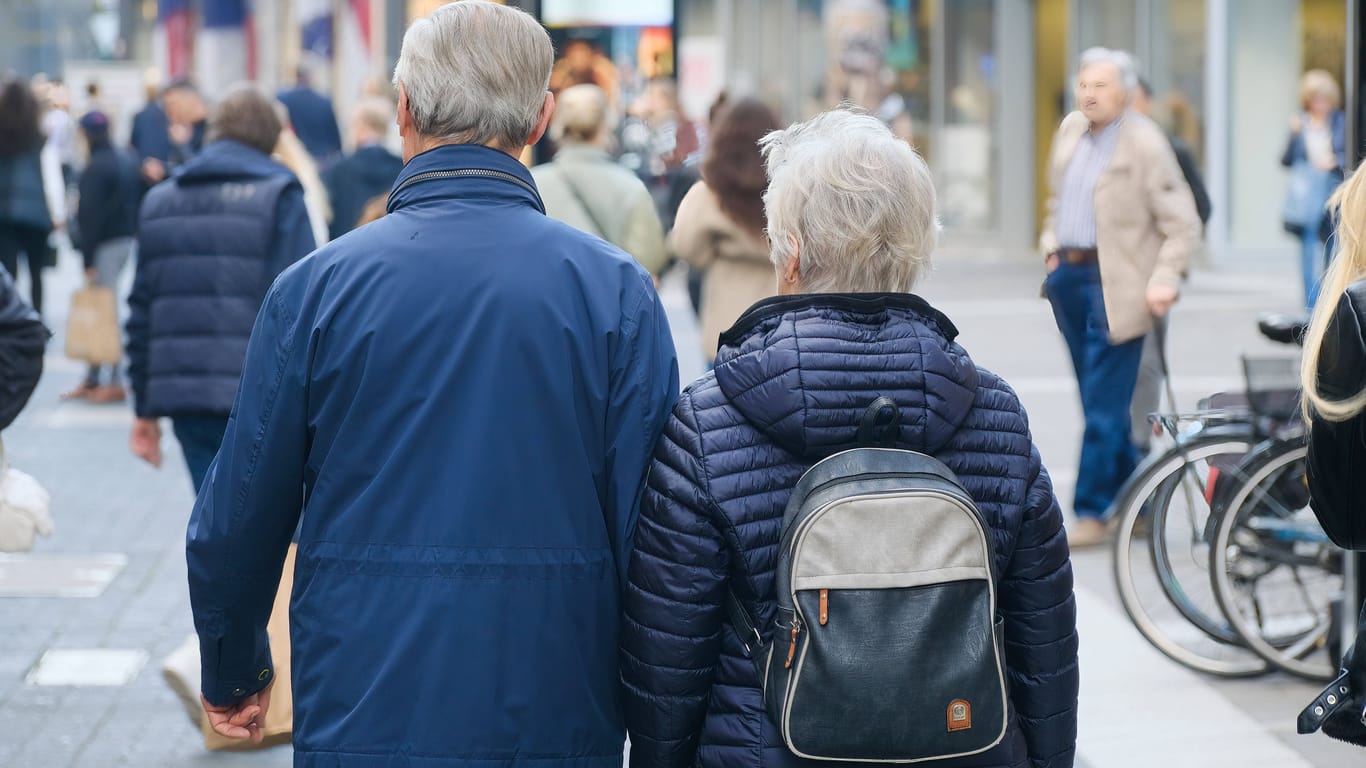 Rentnerpaar (Symbolbild): Wegen steigender Energiekosten sollen nun auch Rentnerinnen und Rentner eine Pauschale erhalten.