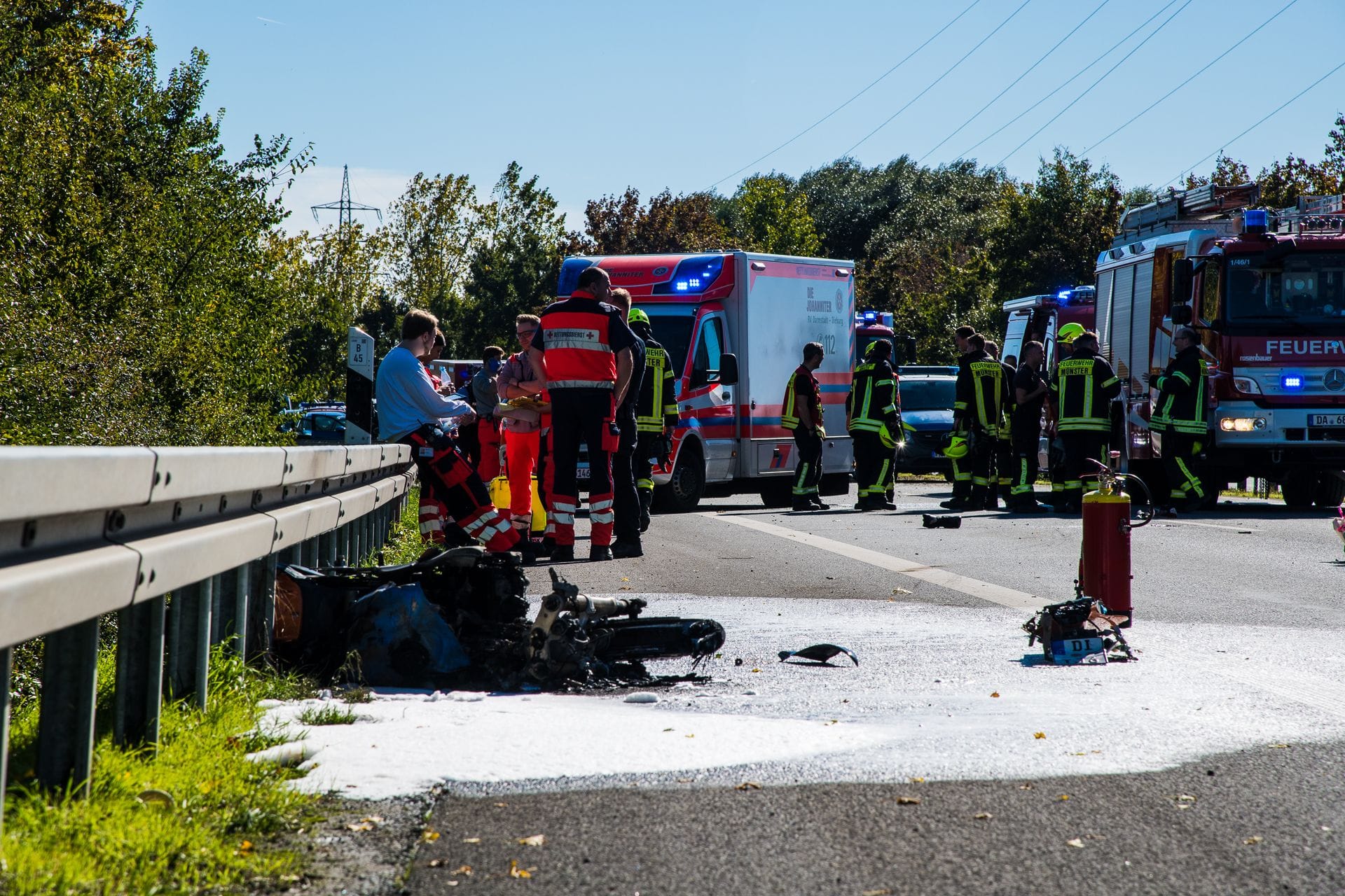 Die Unfallstelle: Das Motorrad des 17-Jährigen brannte vollständig aus.