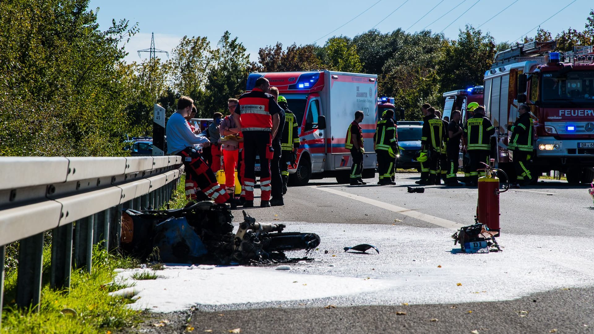 Die Unfallstelle: Das Motorrad des 17-Jährigen brannte vollständig aus.