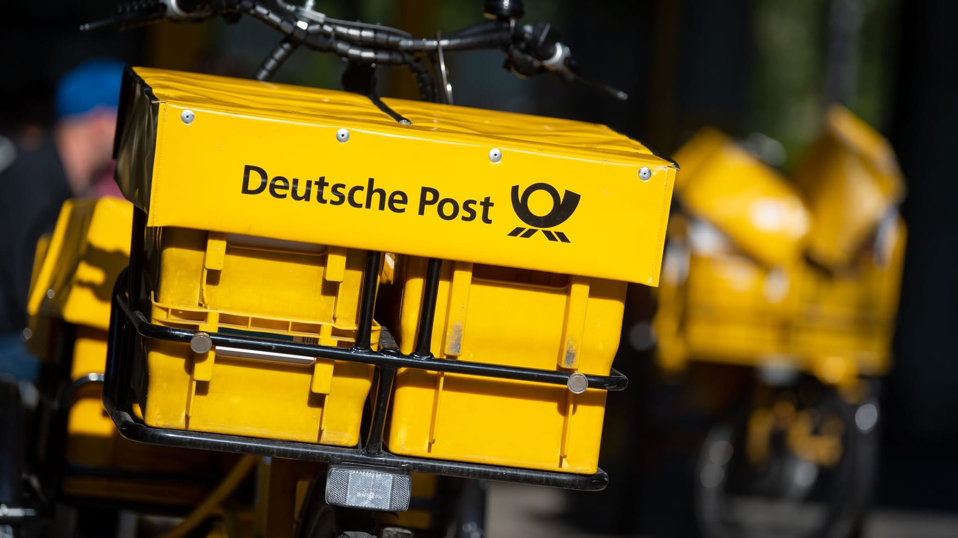 Ein Fahrrad der Post: Die Beschwerden über die Post häufen sich.