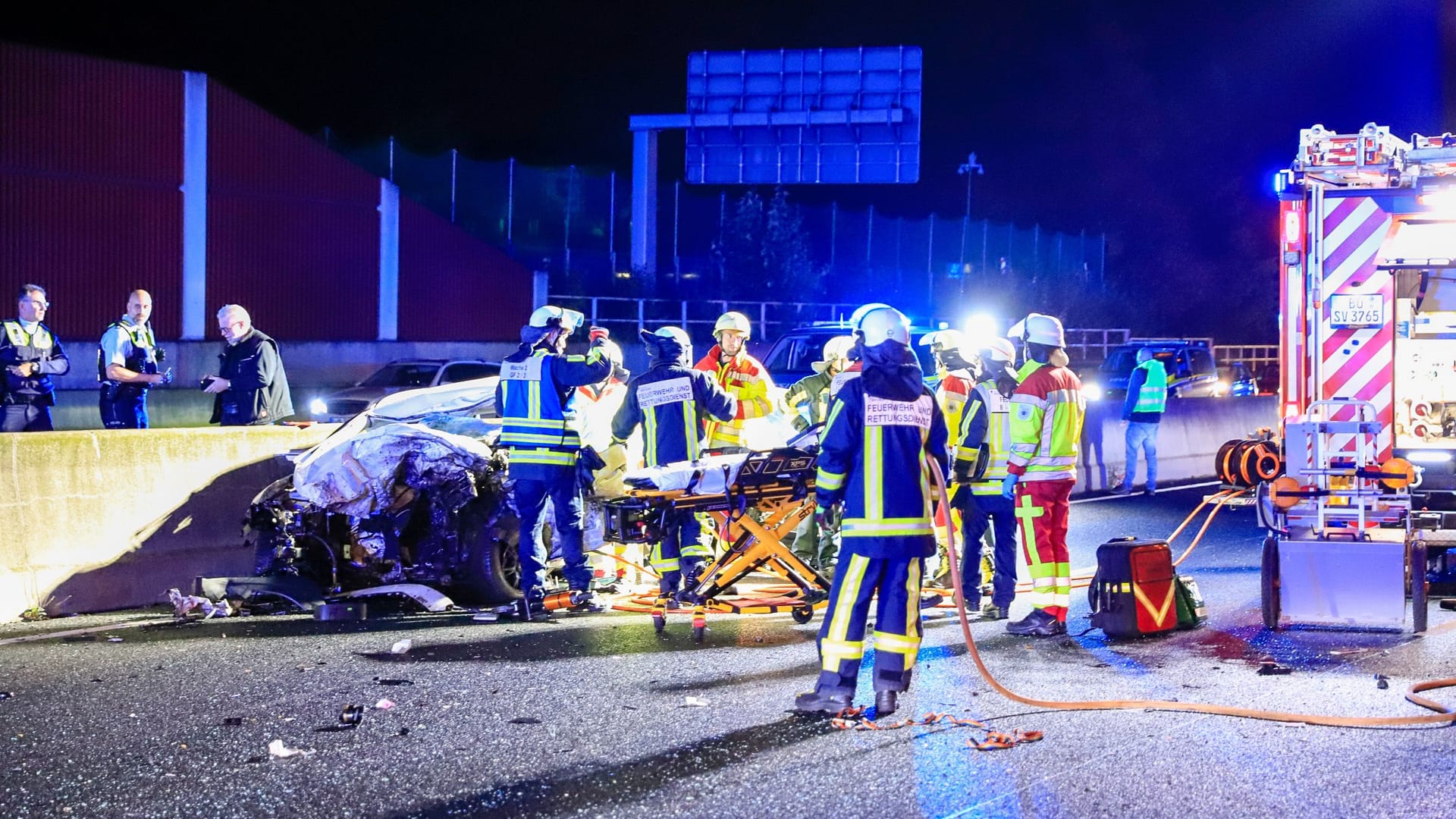 Unfallstelle bei Bochum: Autofahrer werden gebeten, den Bereich rund um die A40 bei Bochum zu umfahren. Unfallstelle bei Bochum: Autofahrer werden gebeten, den Bereich rund um die A40 bei Bochum zu umfahren.
