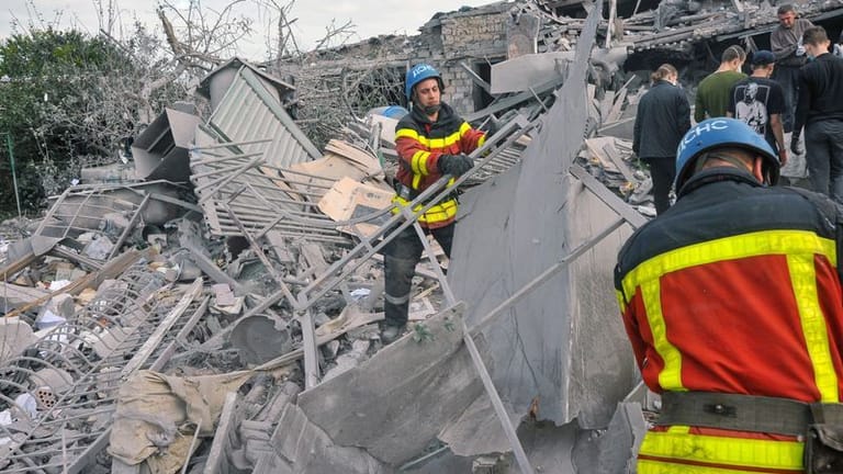 Saporischschja: Rettungskräfte arbeiten an der Beseitigung von Trümmern, nachdem mehrere Häuser nach einem Angriff auf ein Wohngebiet zerstört wurden.