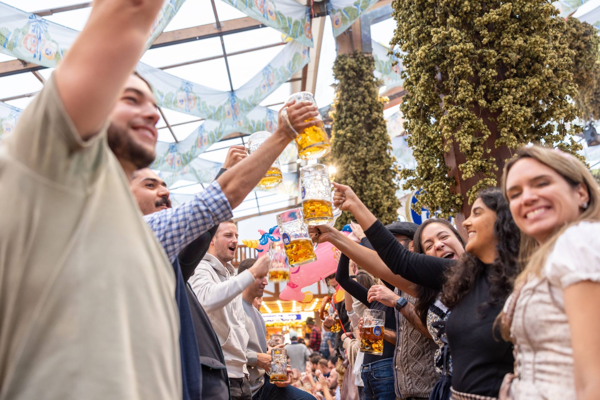 Junge Menschen feiern in einem Festzelt: Insgesamt kamen deutlich weniger Menschen auf die Theresienwiese als in den Vorjahren.