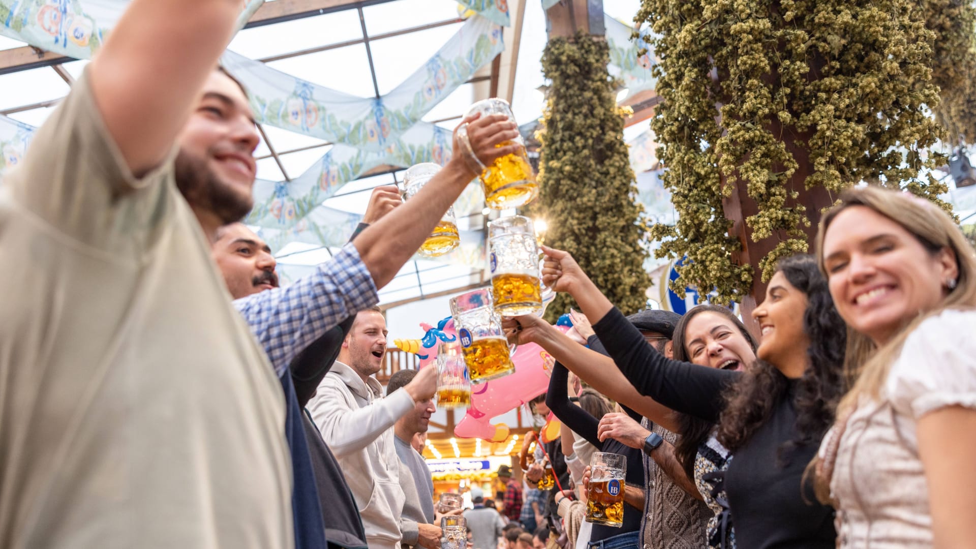 Junge Menschen feiern in einem Festzelt: Insgesamt kamen deutlich weniger Menschen auf die Theresienwiese als in den Vorjahren.