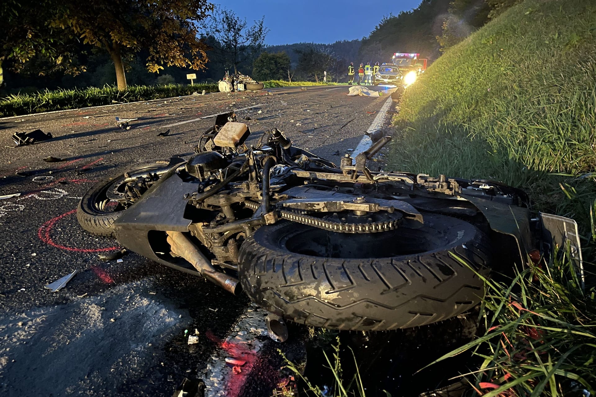 Unfallstelle bei Nagold: Bruchstücke der Motorräder waren meterweit verteilt.