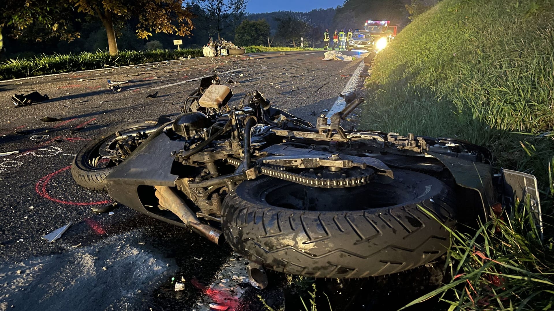 Unfallstelle bei Nagold: Bruchstücke der Motorräder waren meterweit verteilt.