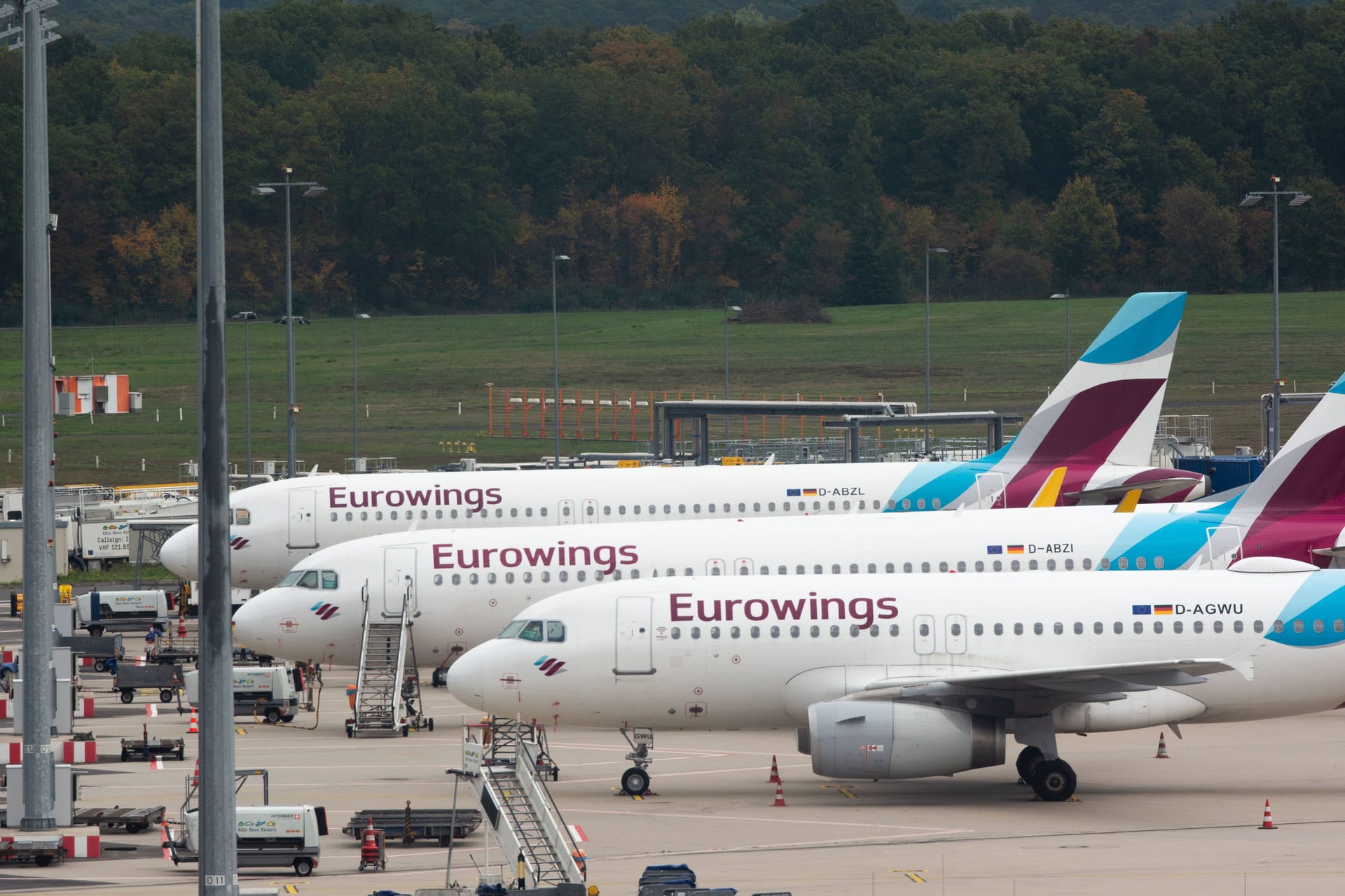 Flugzeuge der Airline Eurowings am Kölner Flughafen (Archivbild): Insgesamt können in Köln 32 Flüge nicht an- oder abfliegen.