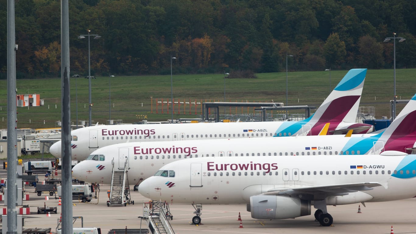 Flugzeuge der Airline Eurowings am Kölner Flughafen (Archivbild): Insgesamt können in Köln 32 Flüge nicht an- oder abfliegen.