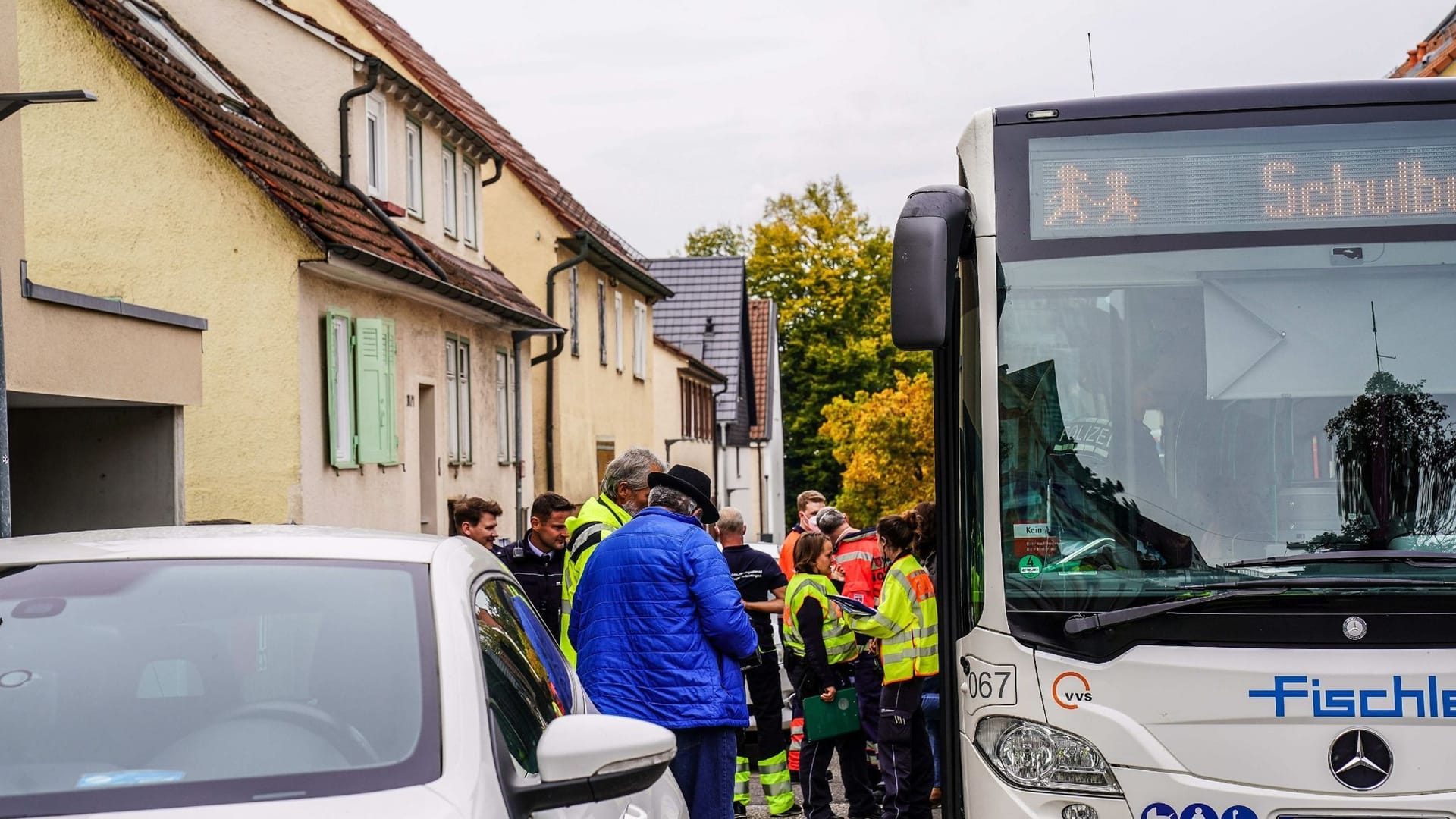 Zwölf Kinder bei Unfall mit Schulbus leicht verletzt