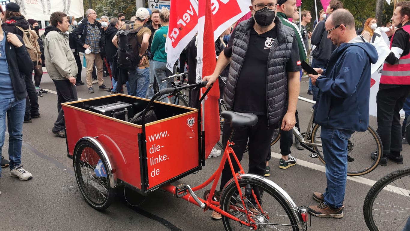 Ein Demonstrant mit Fahrrad in Leipzig: Thomas Naumann vermutet, dass die parallele Demo der Rechten viele abgehalten haben könnte.