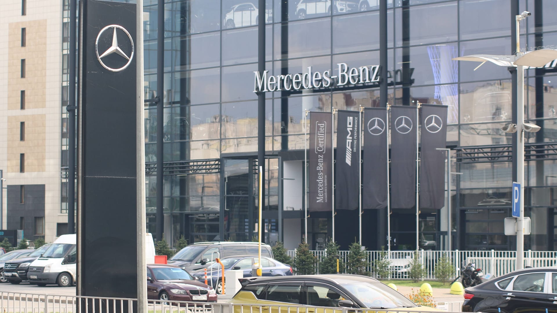 Mercedes-Benz im russischen St. Petersburg: Der Autobauer zieht sich komplett aus dem Land zurück.