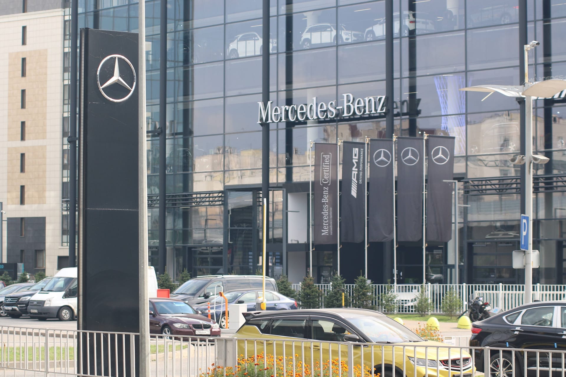 Mercedes-Benz im russischen St. Petersburg: Der Autobauer zieht sich komplett aus dem Land zurück.