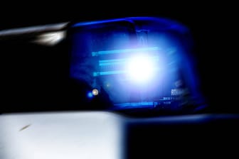 Ein Blaulicht auf einem Einsatzfahrzeug (Symbolbild): In der Nähe von Leipzig ist ein vermisstes Mädchen wieder aufgetaucht.
