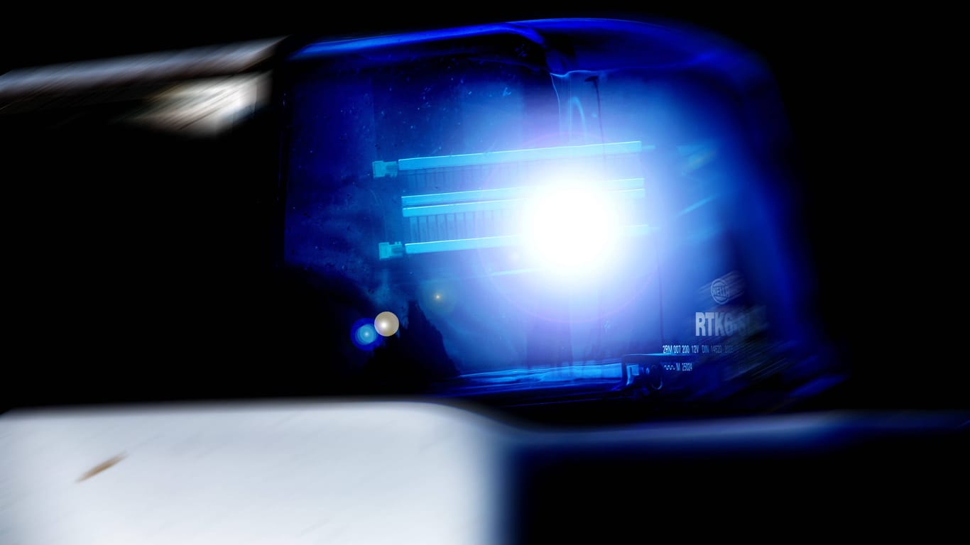 Ein Blaulicht auf einem Einsatzfahrzeug (Symbolbild): In der Nähe von Leipzig ist ein vermisstes Mädchen wieder aufgetaucht.
