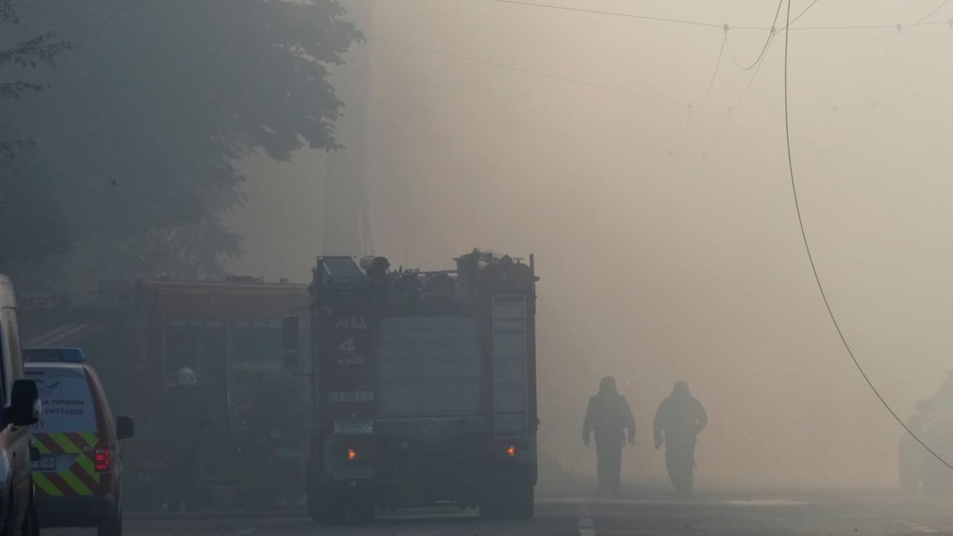 Feuerwehrleute arbeiten nach dem Beschuss auf Gebäude: Russland hat Kiew weiter mit Drohnen angegriffen.