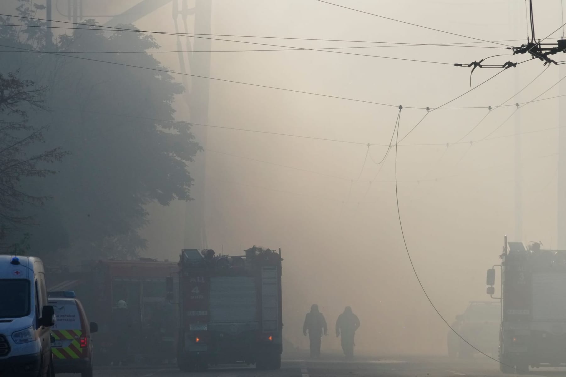Feuerwehrleute arbeiten nach dem Beschuss auf Gebäude: Russland hat Kiew weiter mit Drohnen angegriffen.