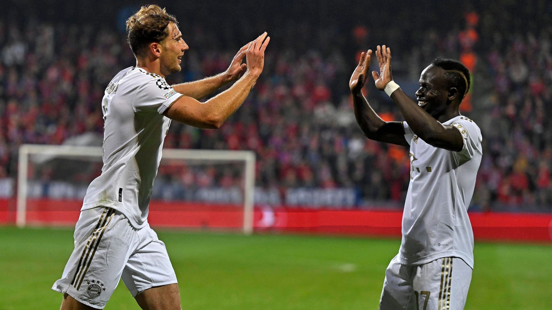 Leon Goretzka (l.) und Sadio Mané: Die beiden Bayern-Profis sorgten mit ihren Treffern schon in der ersten Halbzeit für klare Verhältnisse beim Spiel in Pilsen.