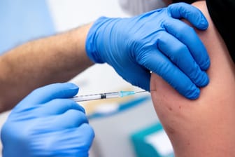 Ein Mensch wird mit dem Corona-Impfstoff von Biontech/Pfizer geimpft (Symbolfoto): Bremen schließt sich mit seiner Forderung vier weiteren Bundesländern an.