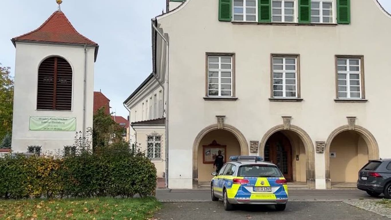 Ein Polizeiauto steht vor einer Kirche: Zwei Sonntagsgottesdienste in Leipzig fanden unter Polizeischutz statt.