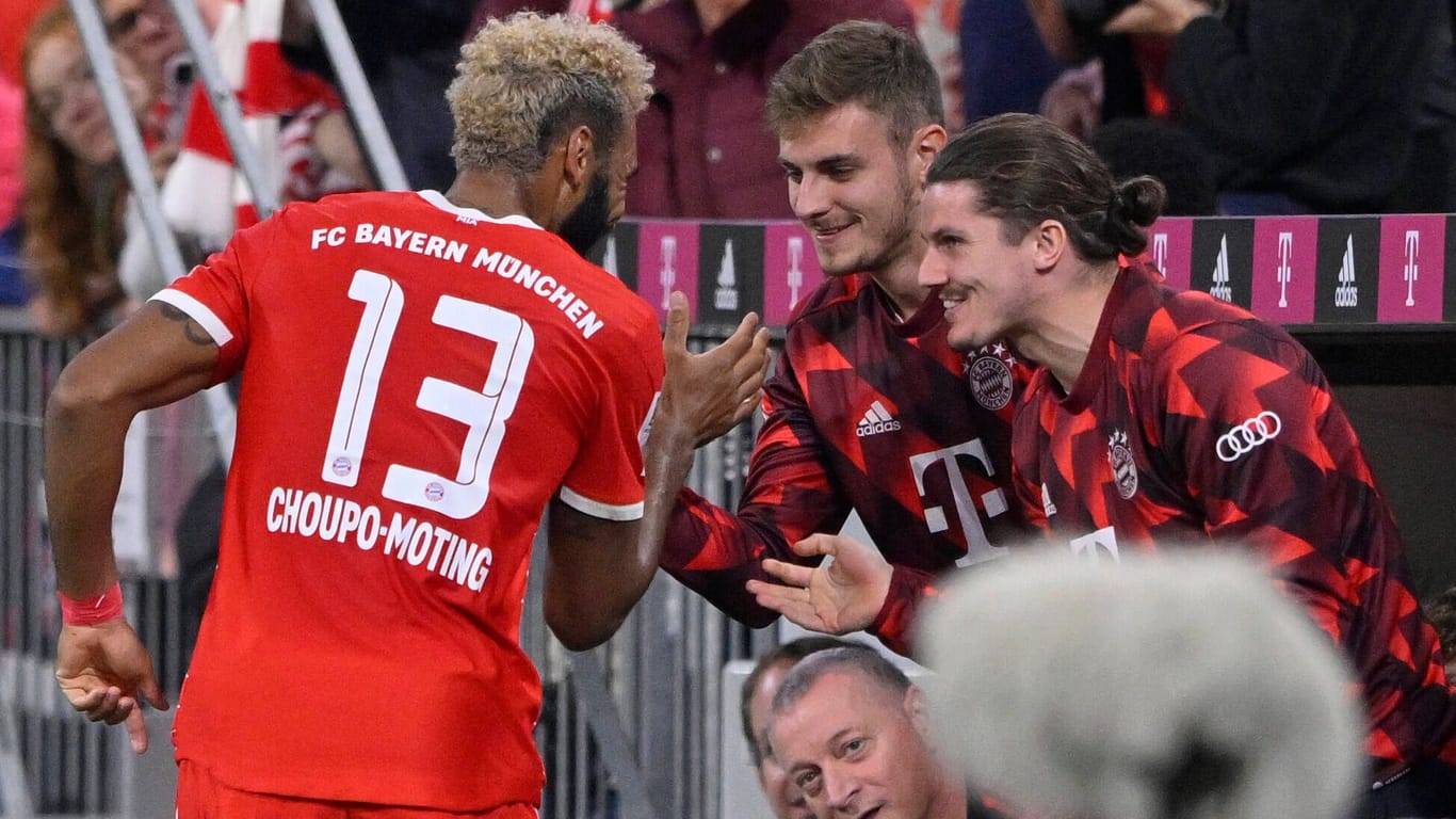 Eric Maxim Choupo-Moting: Der Stürmer des FC Bayern löst nach seinem Tor sein Versprechen ein und feiert den Treffer mit Stanisic und Sabitzer (v.l.).